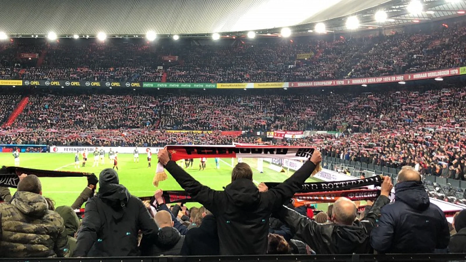 VIDEO | Amsterdammers kijken raar op van Feyenoord-vlag aan flat
