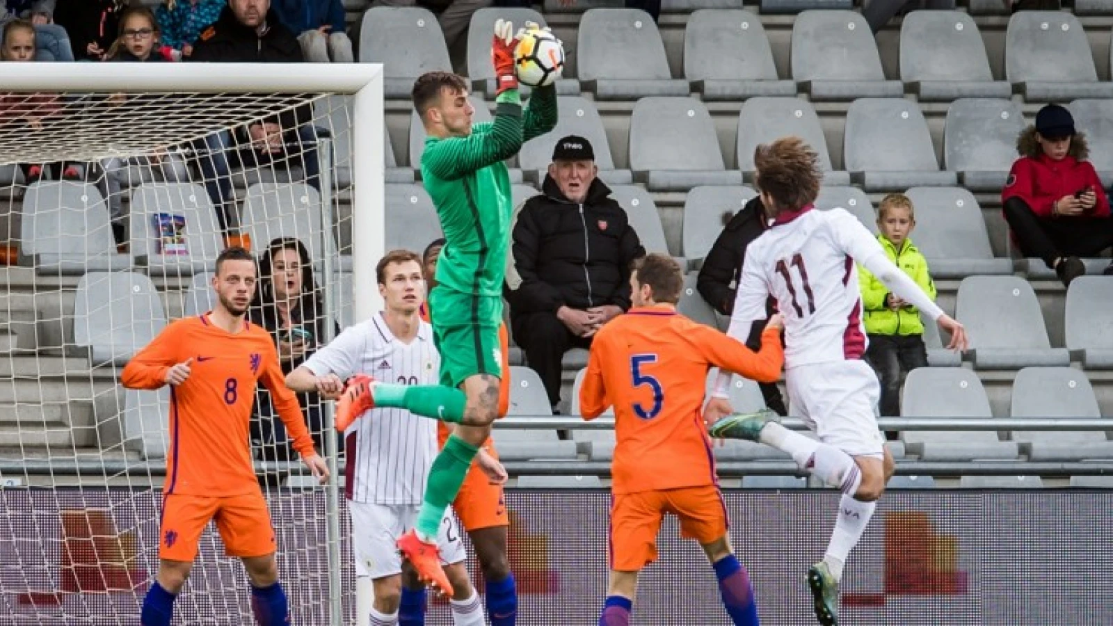 Justin Bijlow in de basis bij Jong Oranje