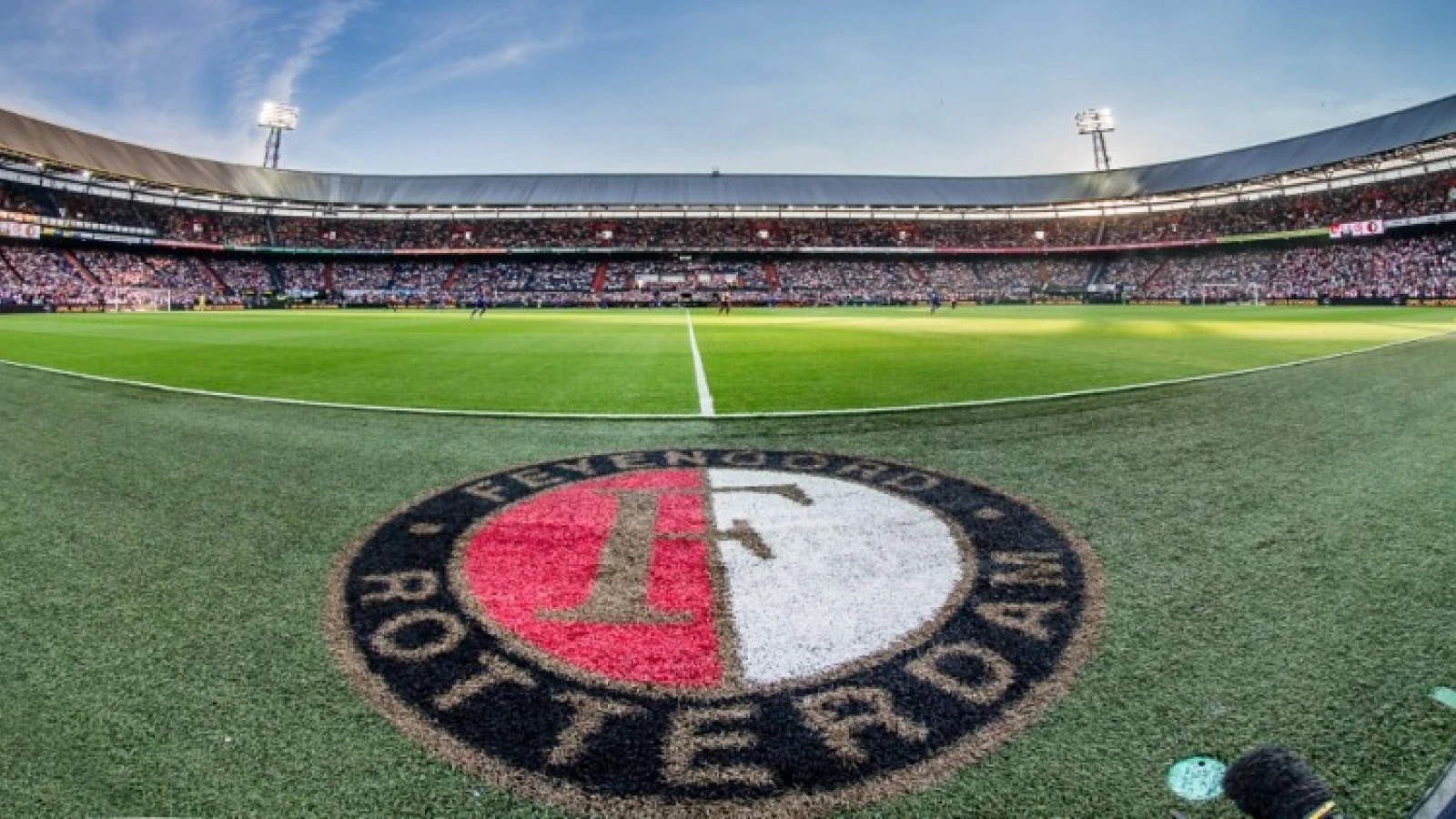 Feyenoord-fan en superluisteraar Dirk van de Berg overleden