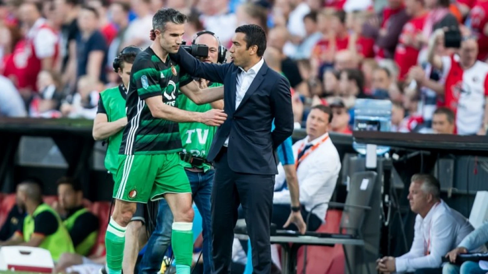 Trotse Van Bronckhorst: 'Dit zijn de mooiste momenten als coach'