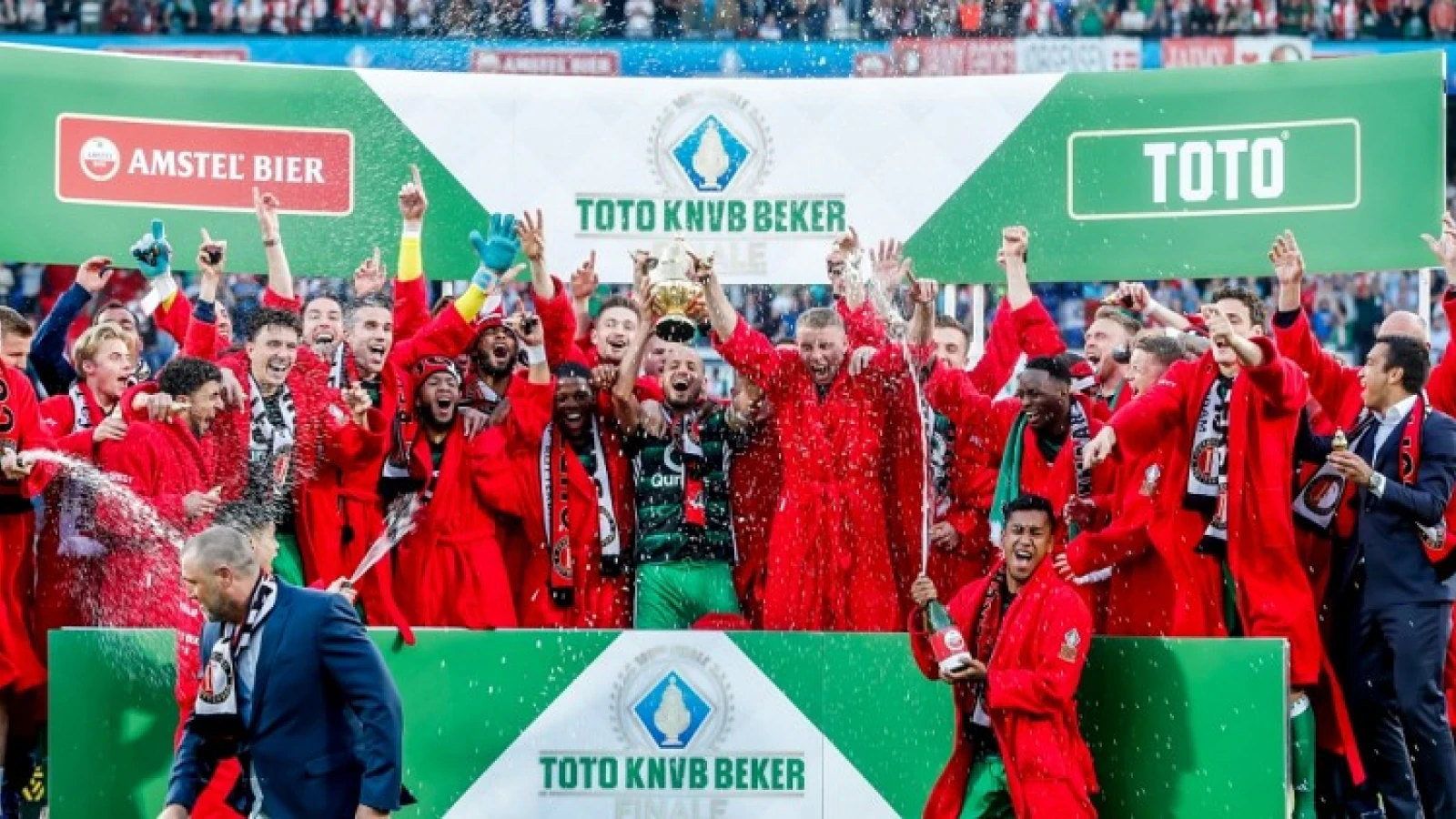 VIDEO | Feyenoord ontvangt de gouden dennenappel