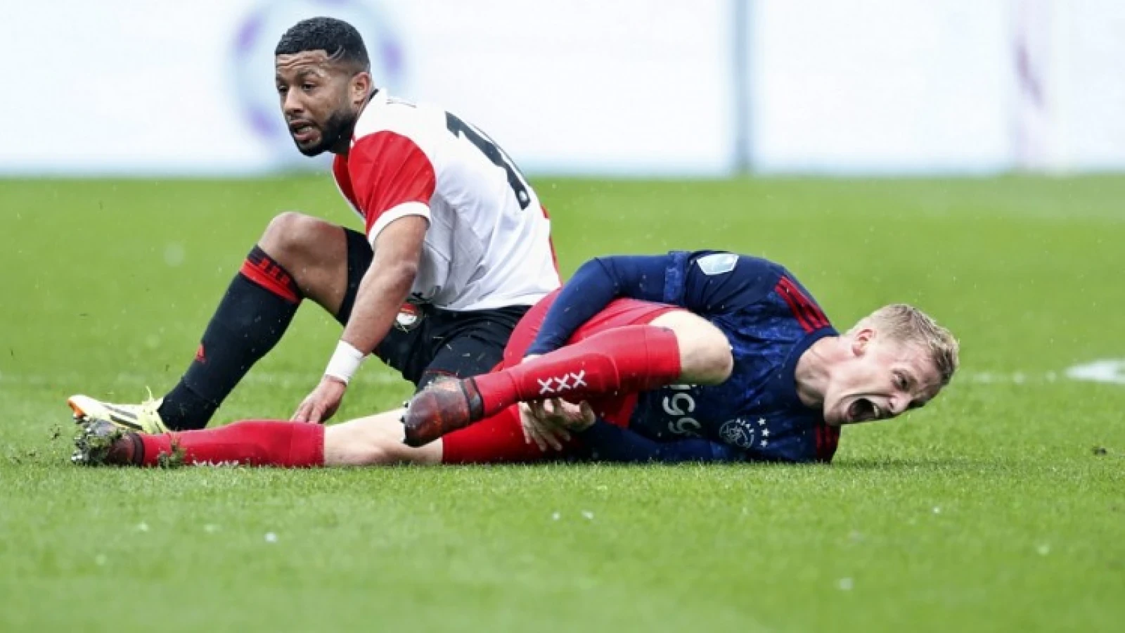 Feyenoord moet Ajax nipt voor laten gaan