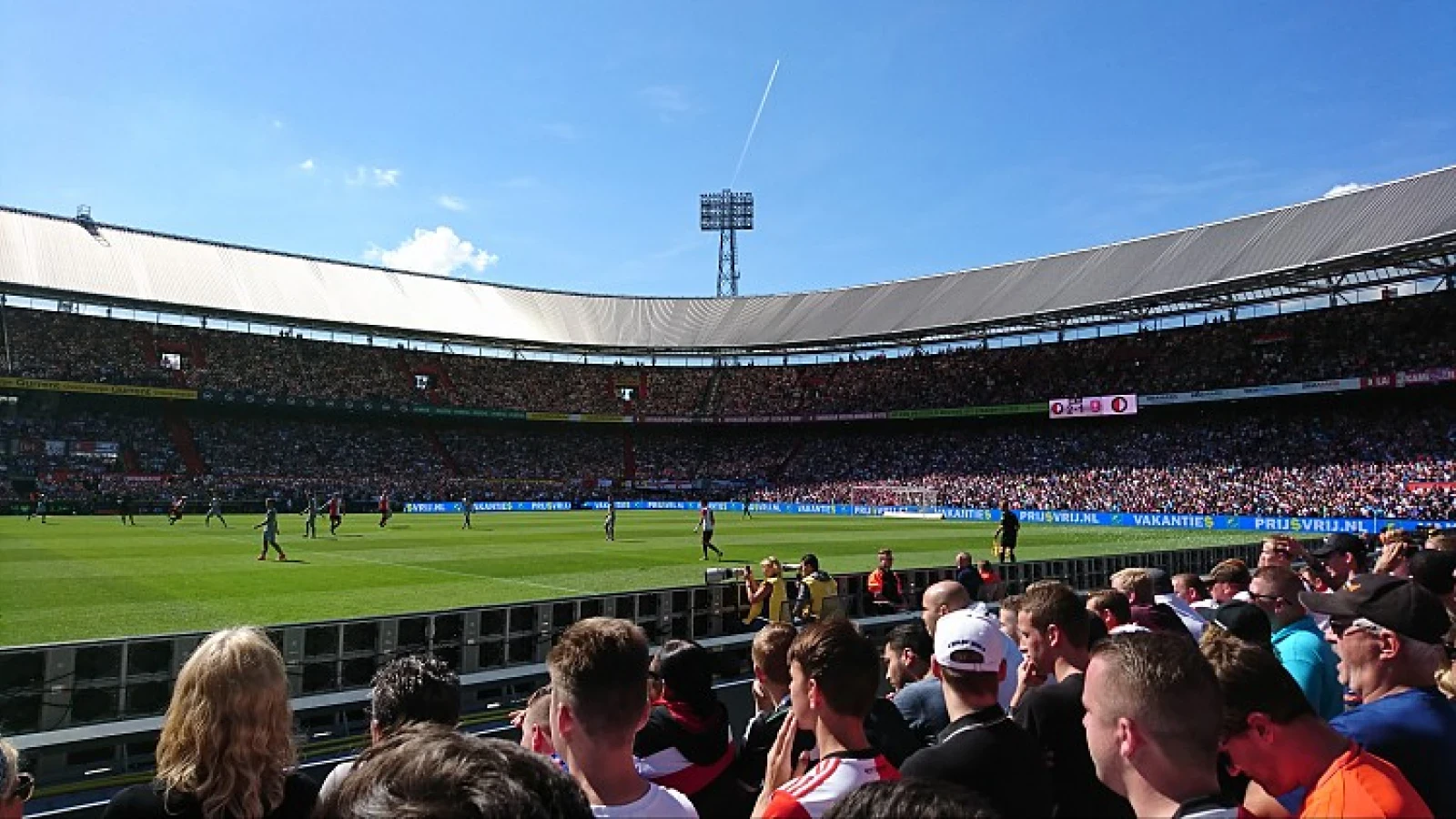 Feyenoord-baby's zetten eerste stappen in De Kuip