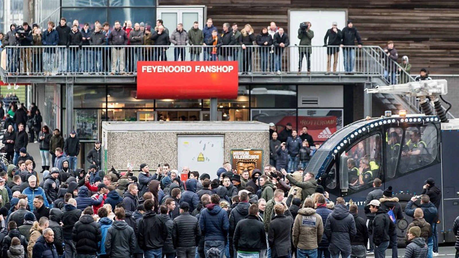 'Wij vragen ons bijvoorbeeld af of het op de foto zetten van zoveel mensen juridisch kan'