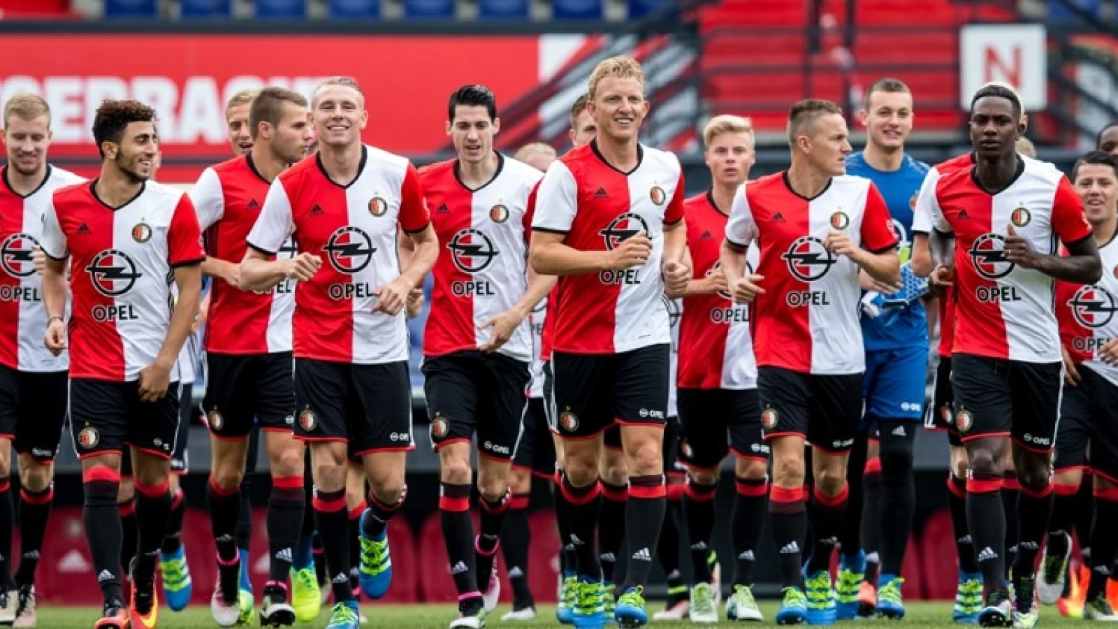 OPVALLEND | Feyenoord middenvelder op het  veld bij eerste training AZ