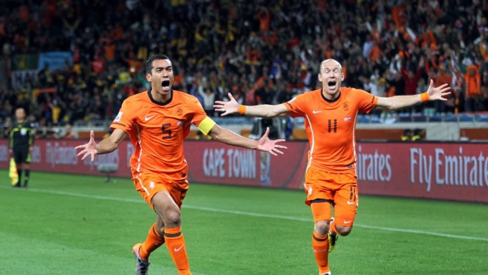 Vandaag acht jaar geleden: 'Wereldgoal Van Bronckhorst tijdens halve finale'