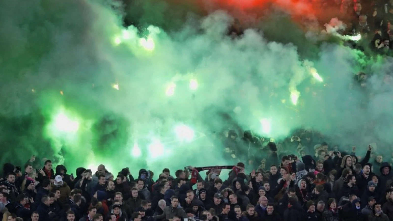 Feyenoordfans luiden met vuurwerk verjaardag in