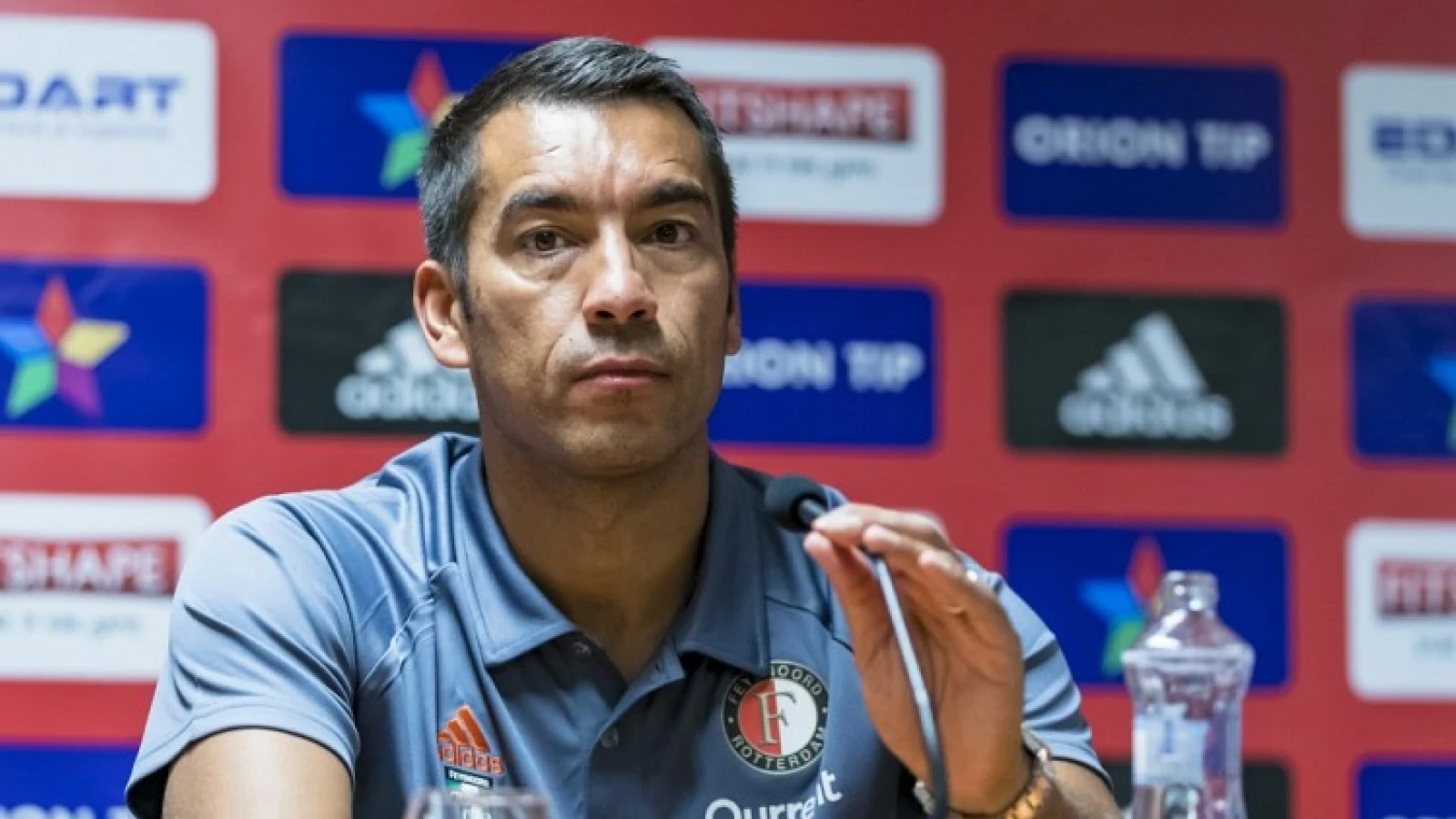 Van Bronckhorst: 'Er is niet gezegd dat hij niet weg mag'