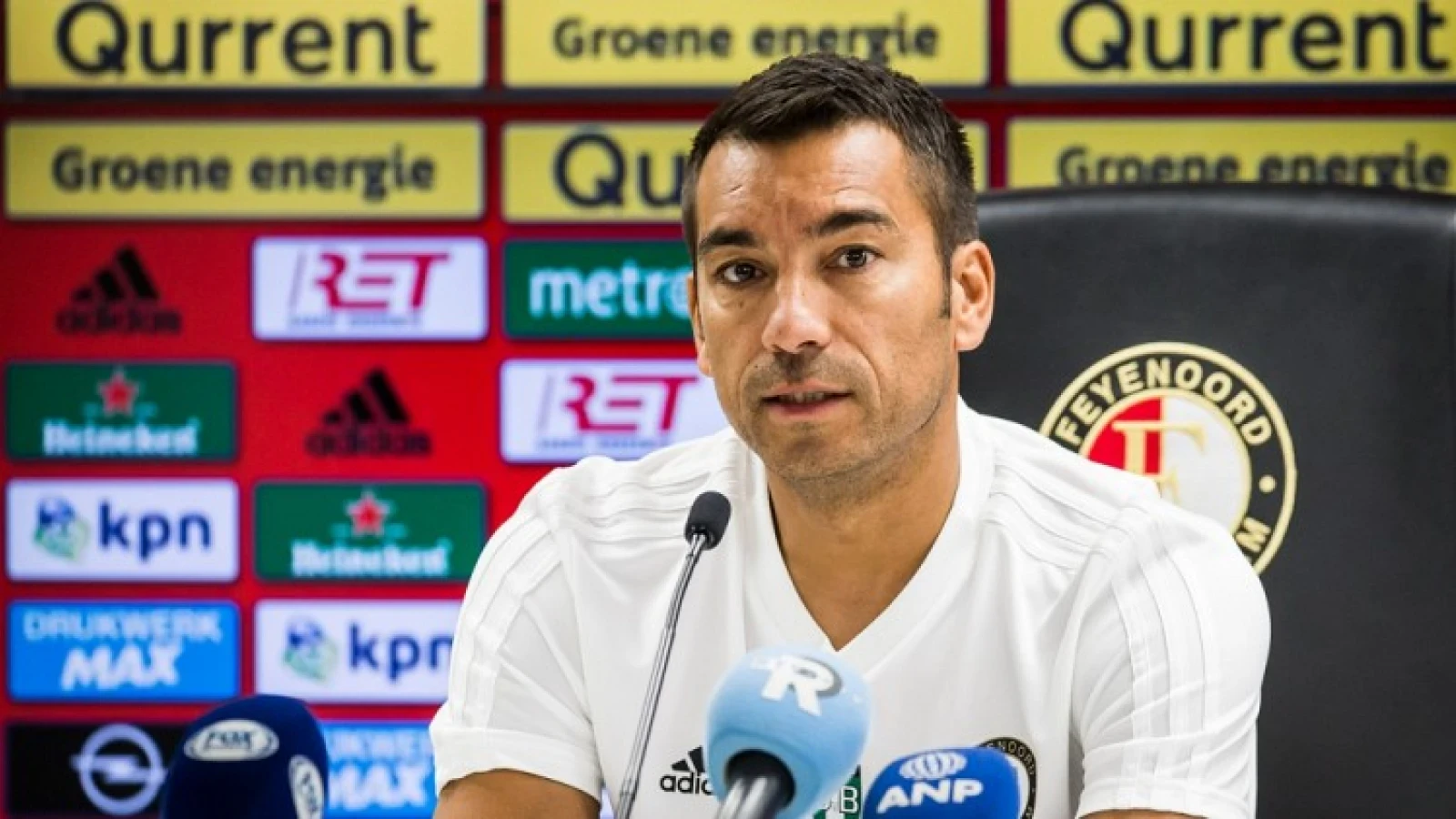 Van Bronckhorst: 'Dan mag ik niet positief zijn?'