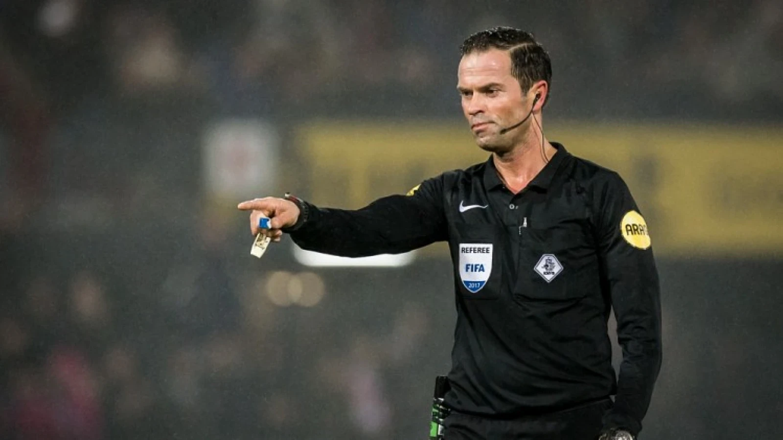 Scheidsrechter Nijhuis fluit wedstrijd tussen Feyenoord en NAC Breda