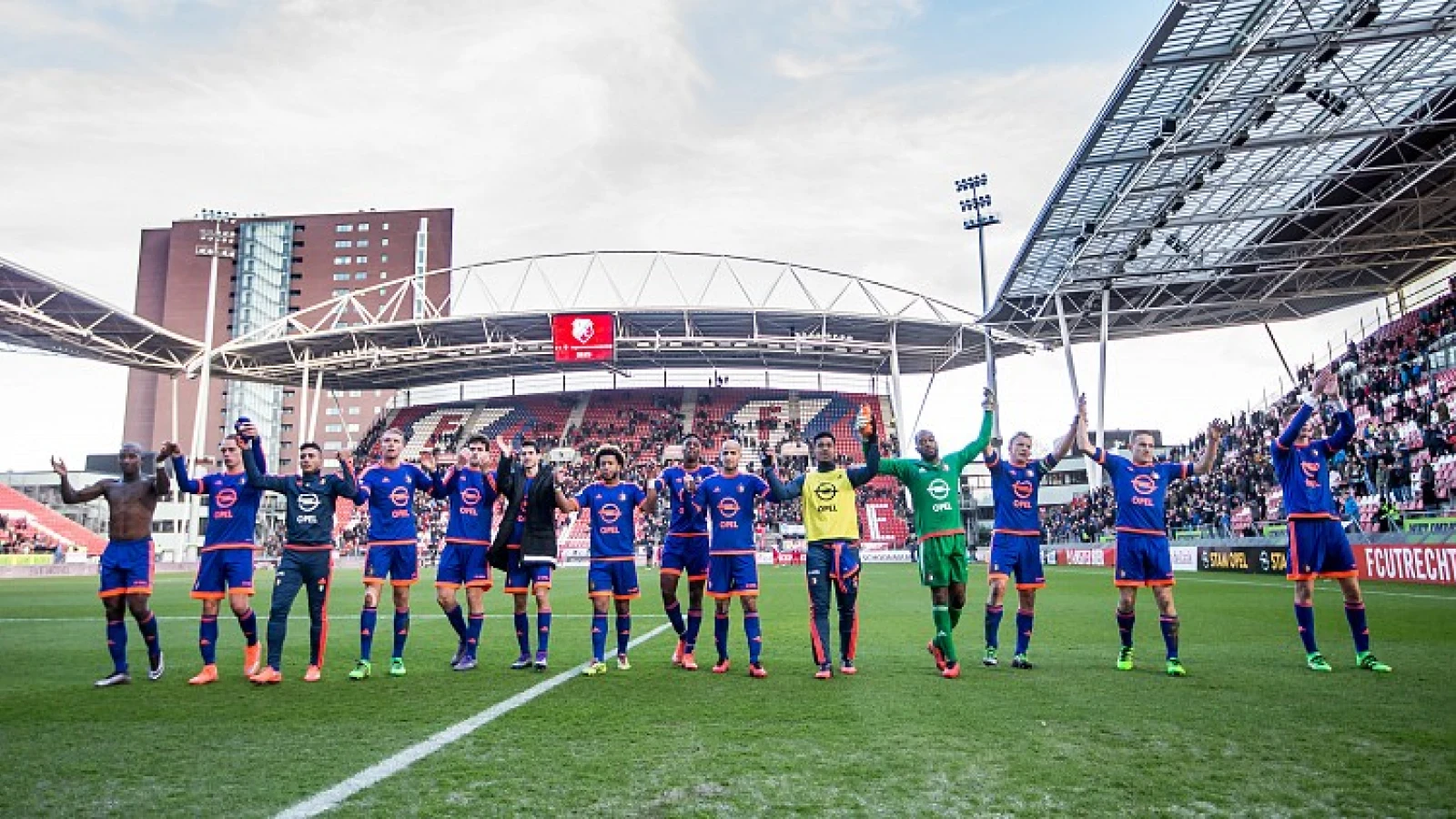 VIDEO | Spelers Feyenoord vieren overwinning met bomvol uitvak