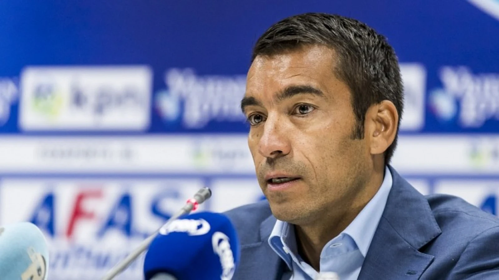 Van Bronckhorst bevestigt: 'Hij heeft een paar keer voor een transfer gestaan'