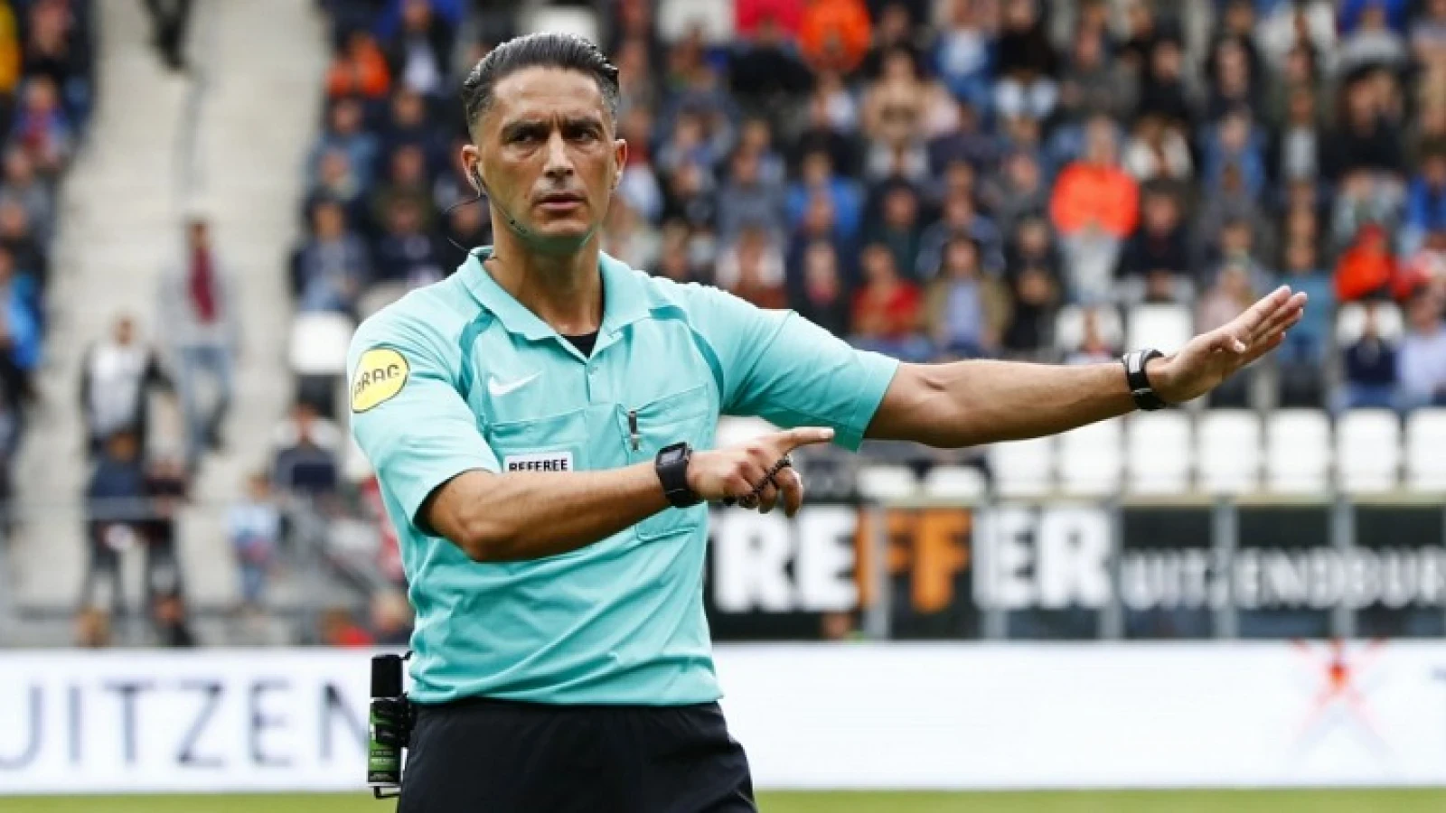 Feyenoord tegen Vitesse onder leiding van scheidsrechter Gözübüyük