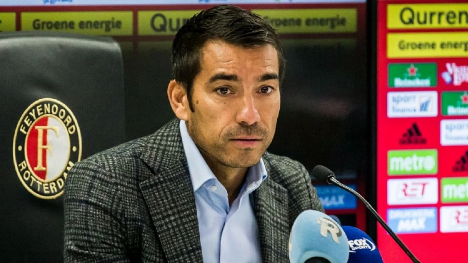 Van Bronckhorst gaat in op transfergeruchten rondom Karsdorp