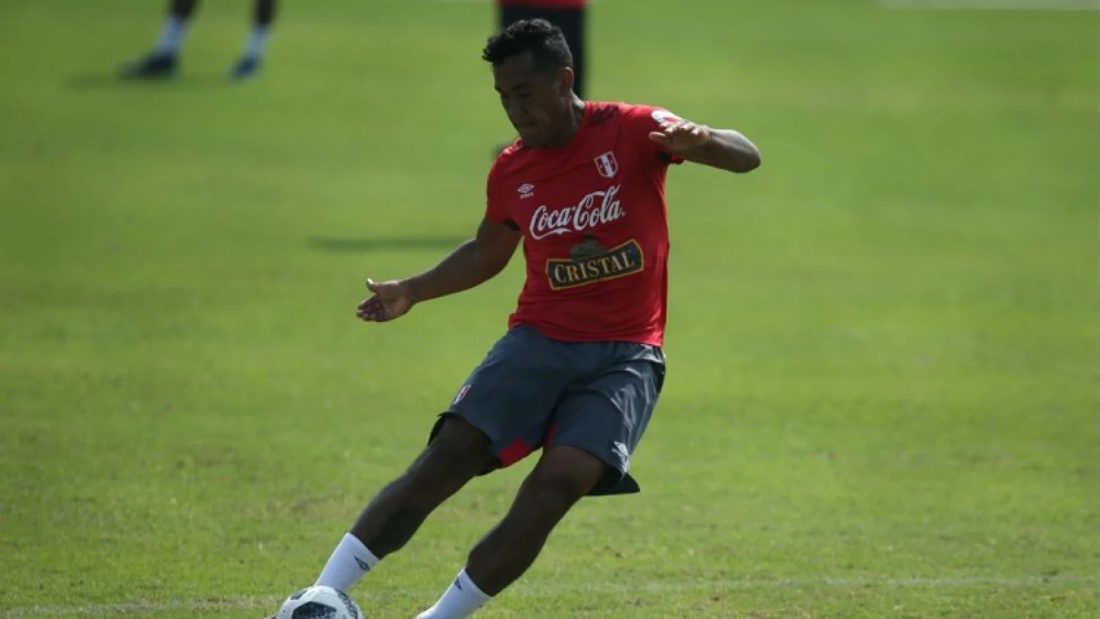 Peru wint met Feyenoorder Tapia in de basis van Chili