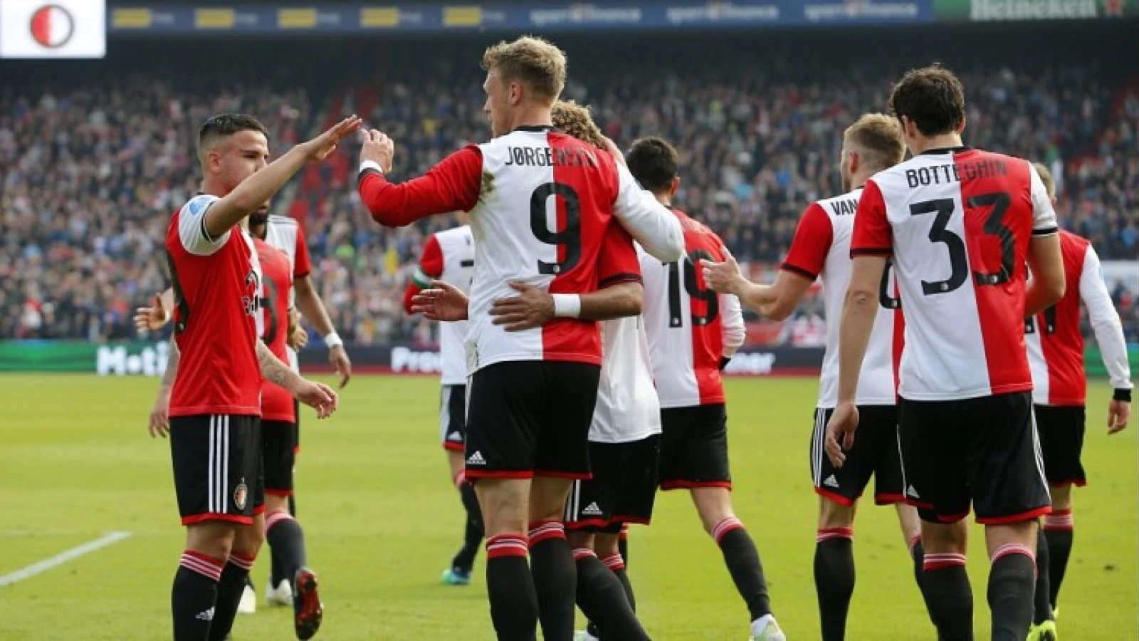 STAND | Feyenoord blijft in spoor van Ajax