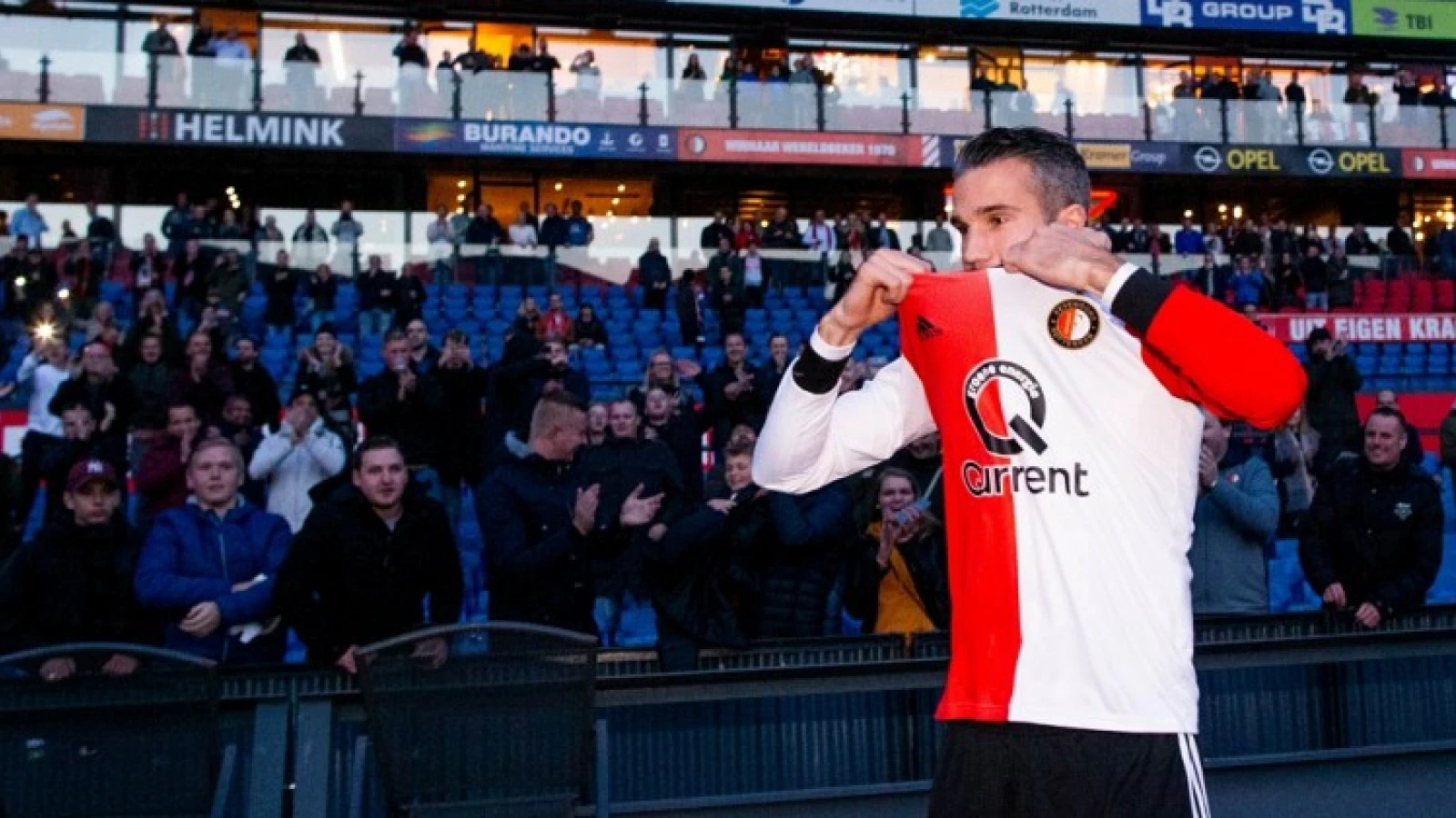 Van Persie reageert en lacht om berichten op Twitter