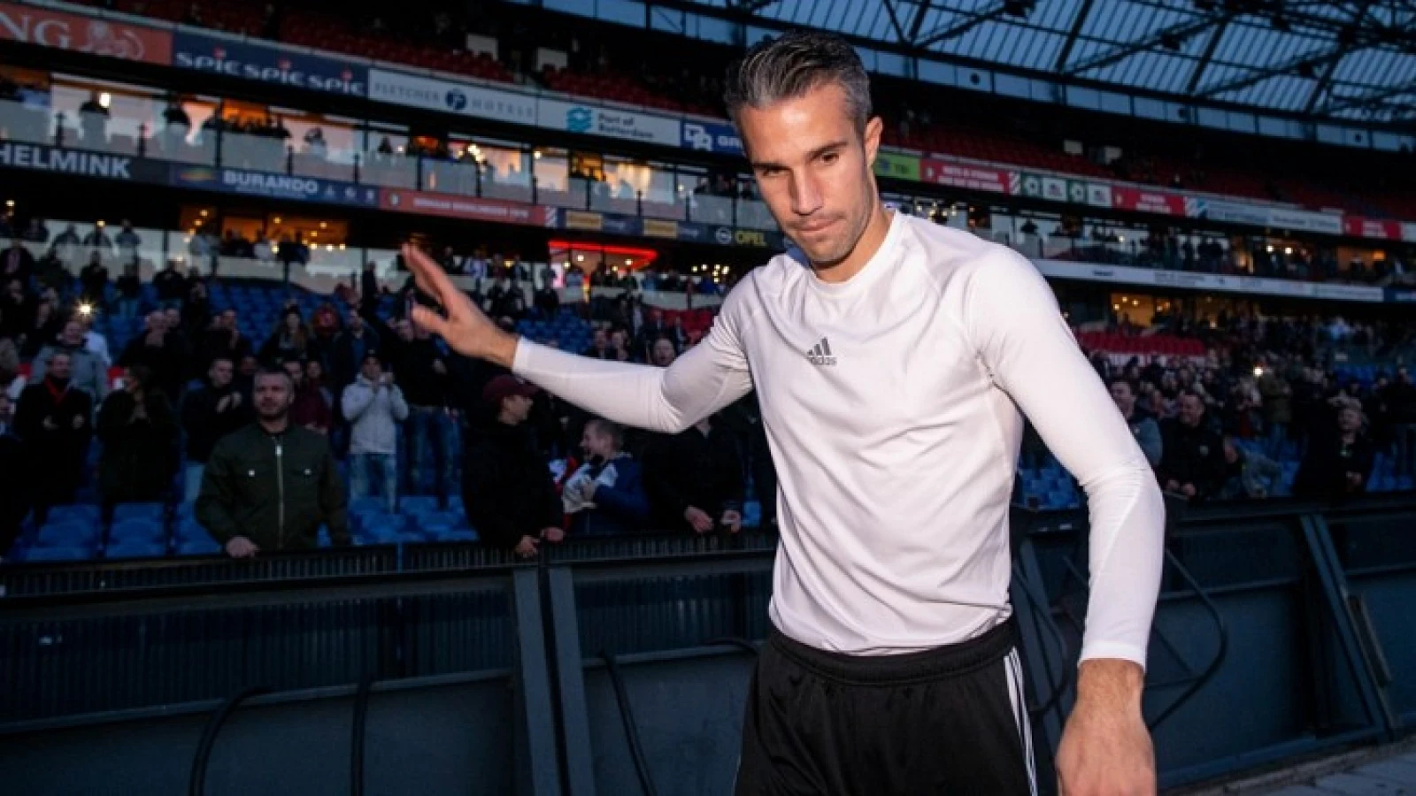 VIDEO | Sowieso één supporter verliet vrolijk De Kuip