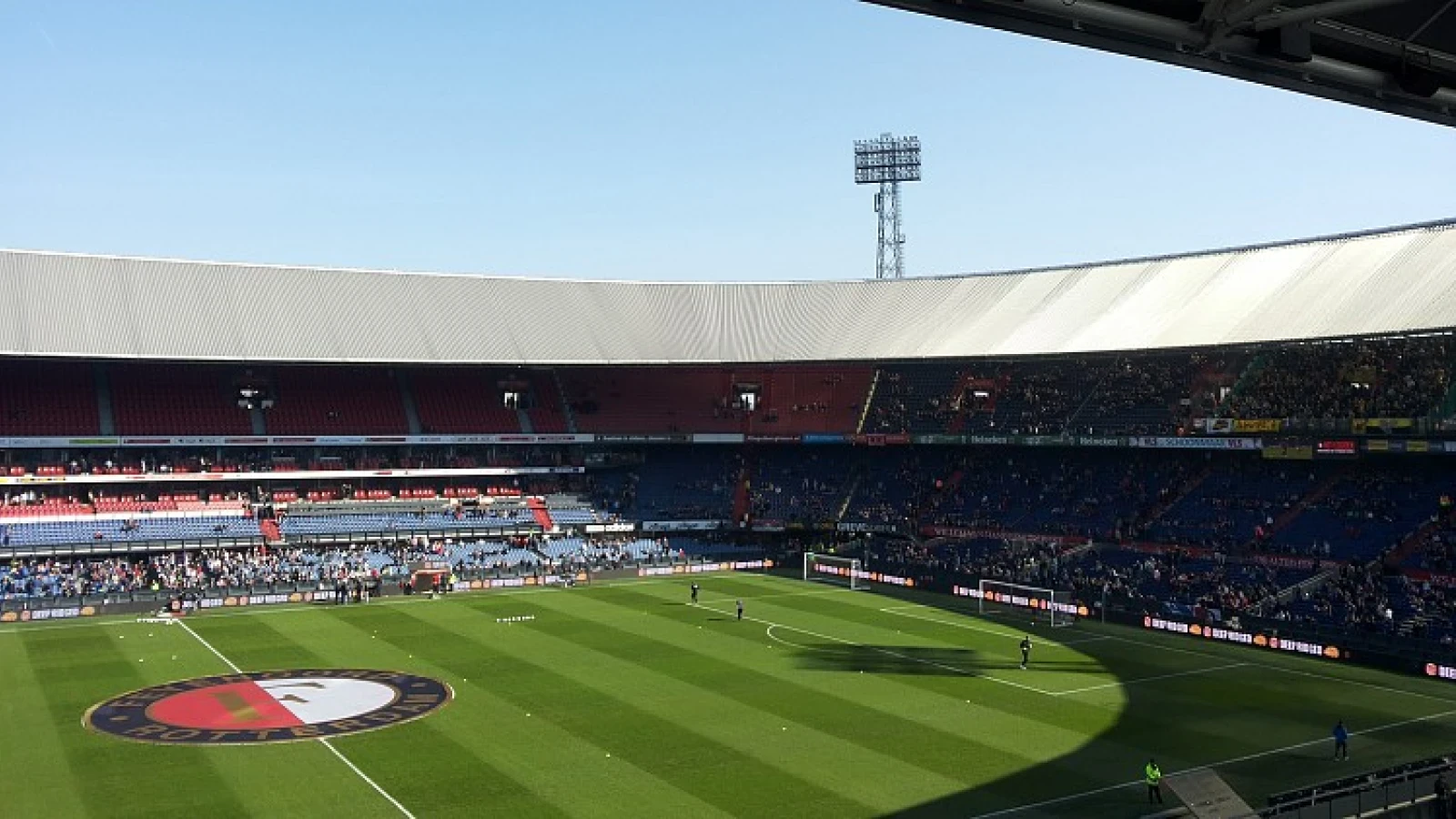 Van Bronckhorst gaat niet over eigen toekomst bij Feyenoord: 'Niet aan hem'