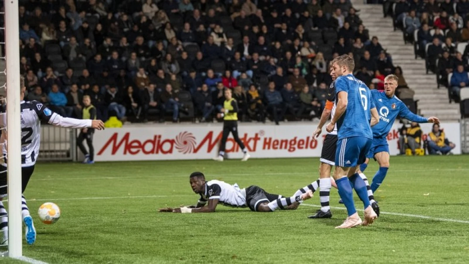 STAND | Feyenoord blijft derde na winst op Heracles Almelo