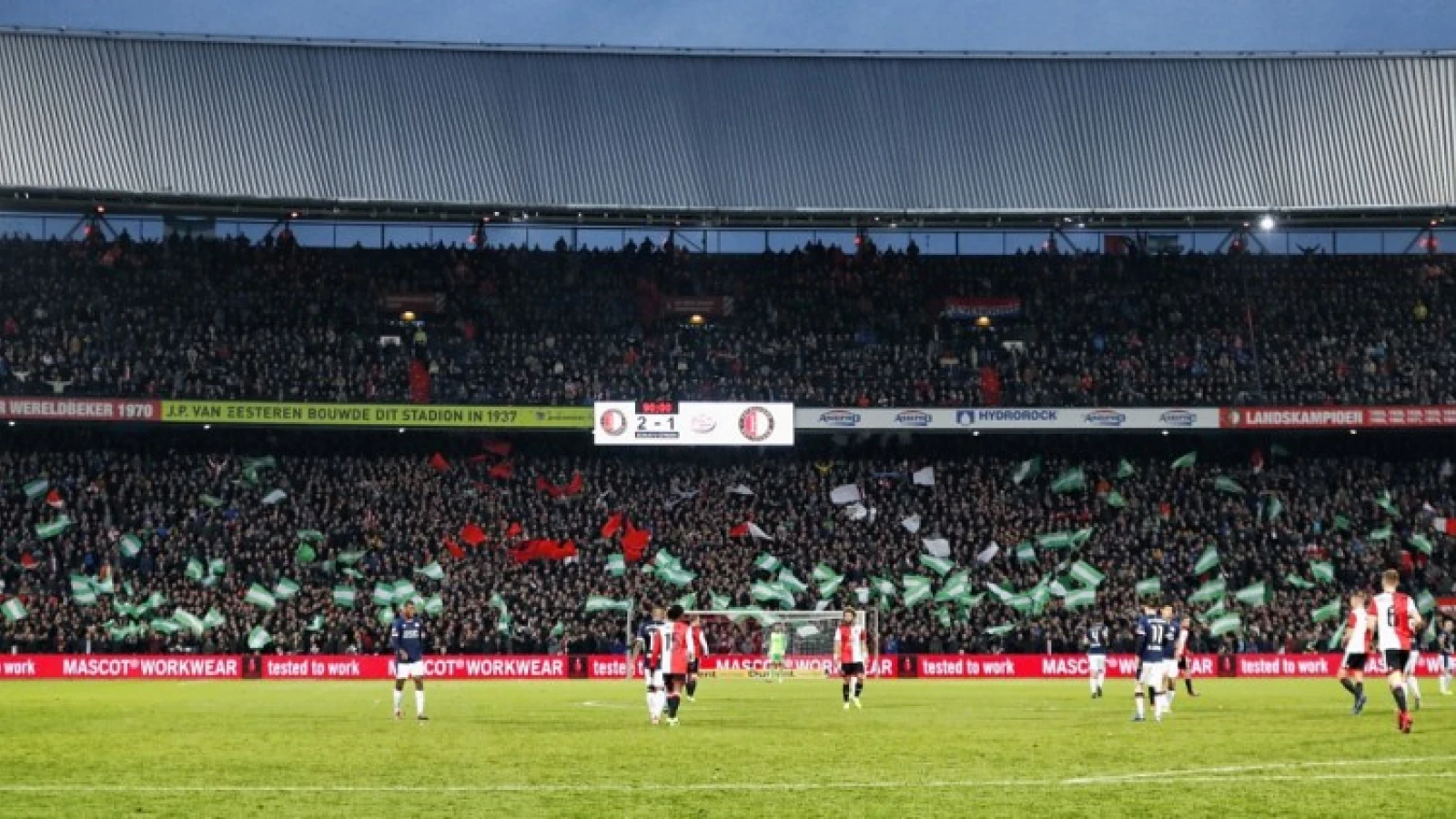 VIDEO | Engelse voetbalfans maken trip naar Feyenoord-PSV