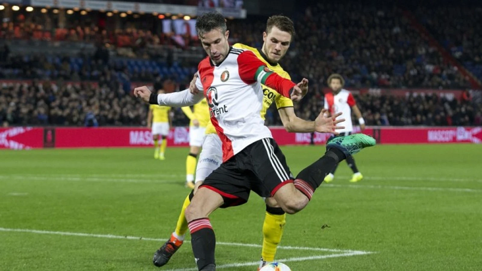 Van Persie niet met Feyenoord afgereisd naar Emmen