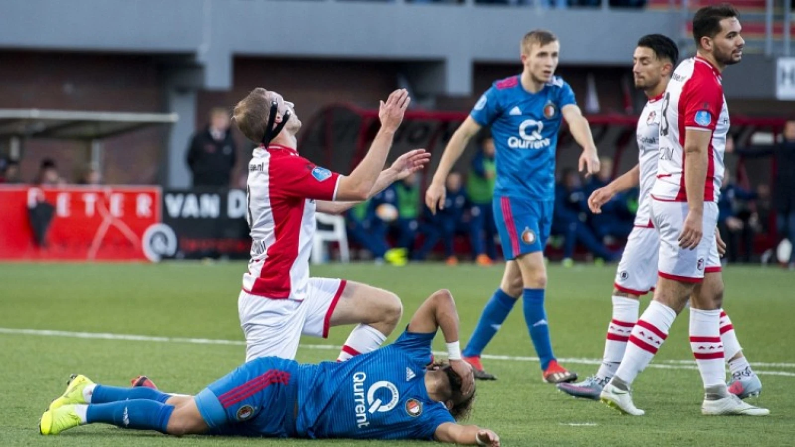 STAND | Feyenoord verslaat FC Emmen en blijft in spoor van koploper
