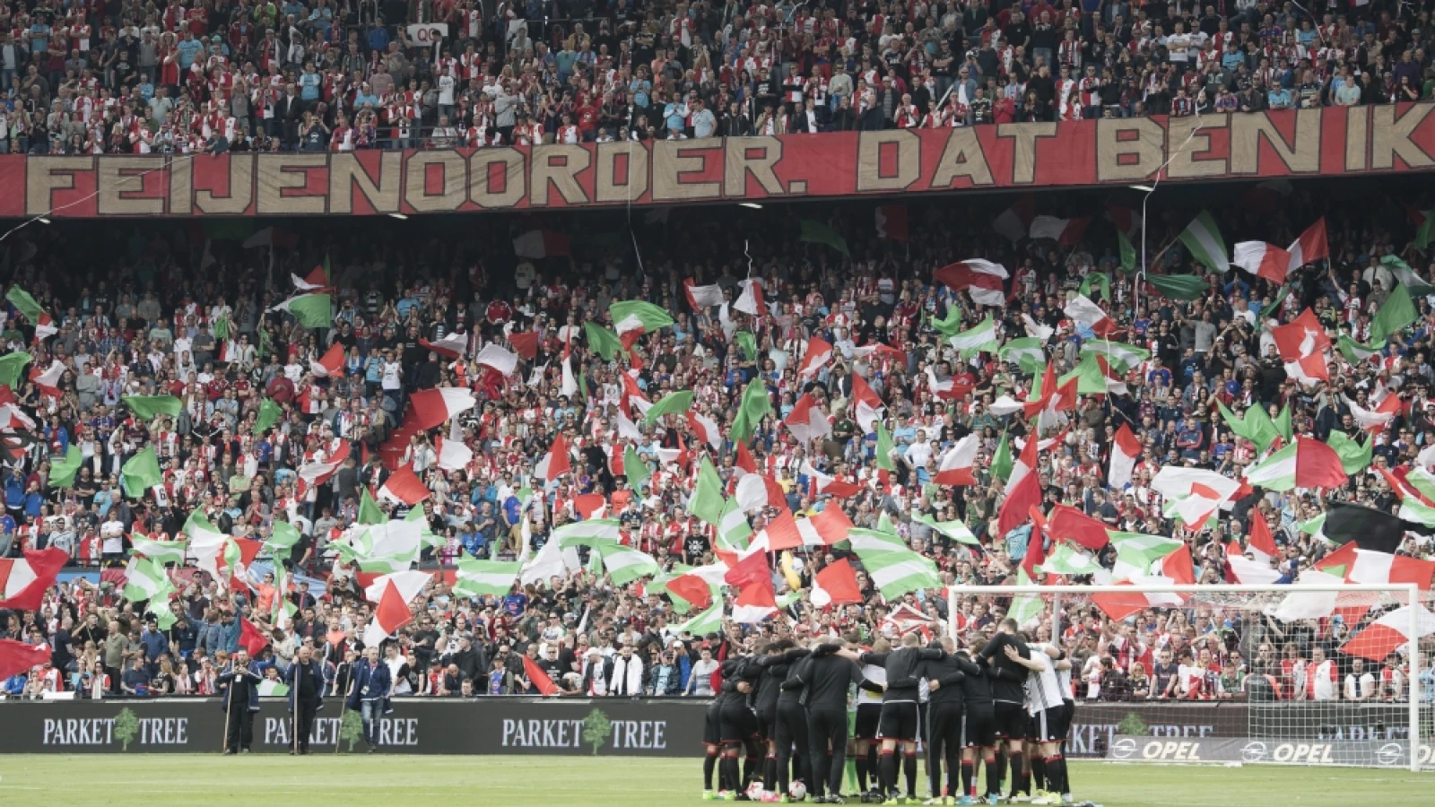 Aanklager betaald voetbal van KNVB doet vooronderzoek naar vuurwerk bij Feyenoord - PSV