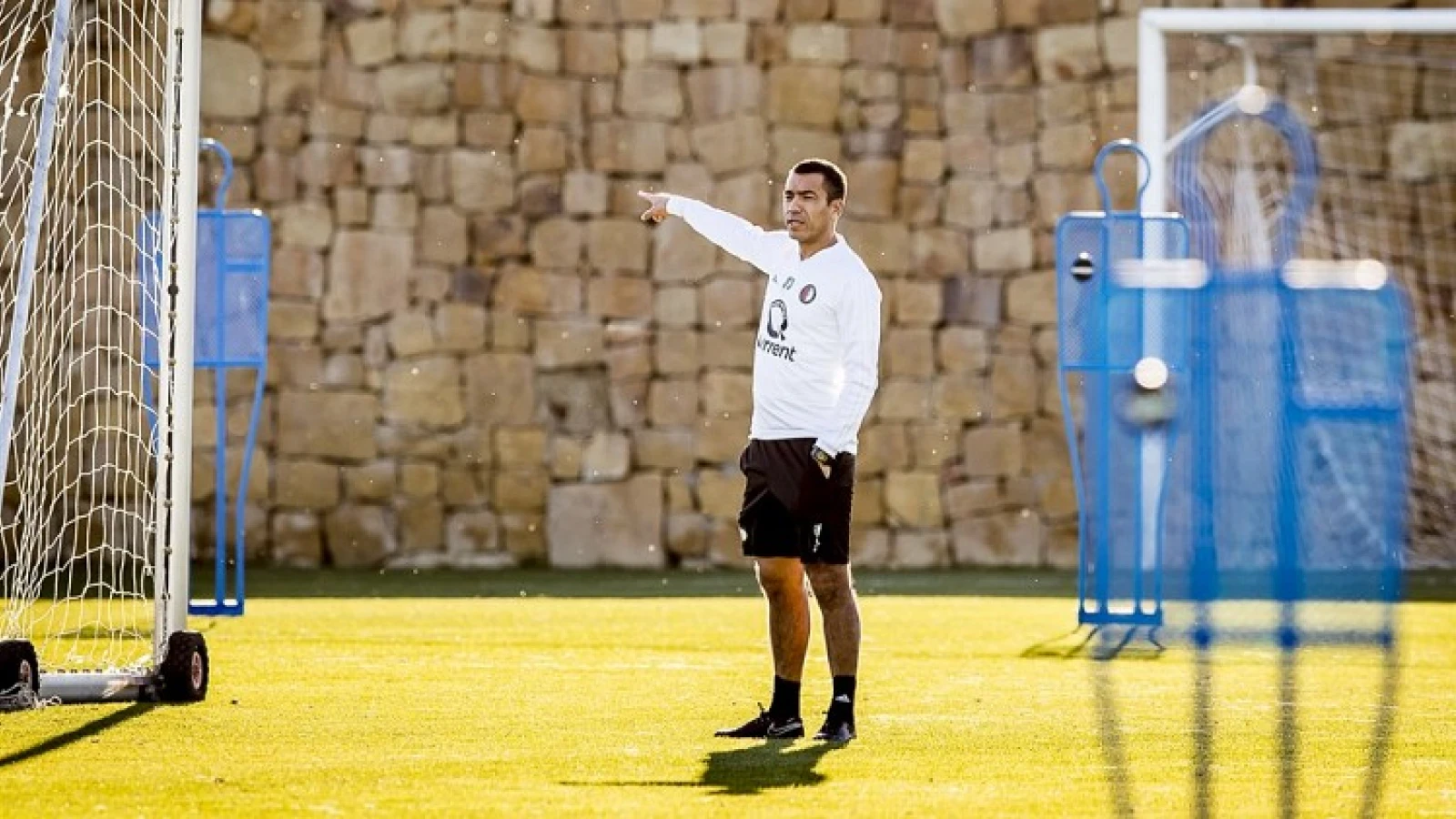 Van Bronckhorst: 'Ik heb ze allebei beschikbaar en daarom gebruik ik ze ook'