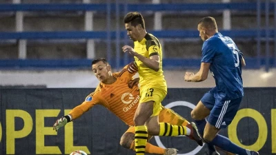 Justin Bijlow geblesseerd van het veld in wedstrijd tegen PEC Zwolle