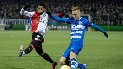 Van Bronckhorst ergerde zich aan St. Juste: 'Wisselen kon niet vanwege smalle selectie'