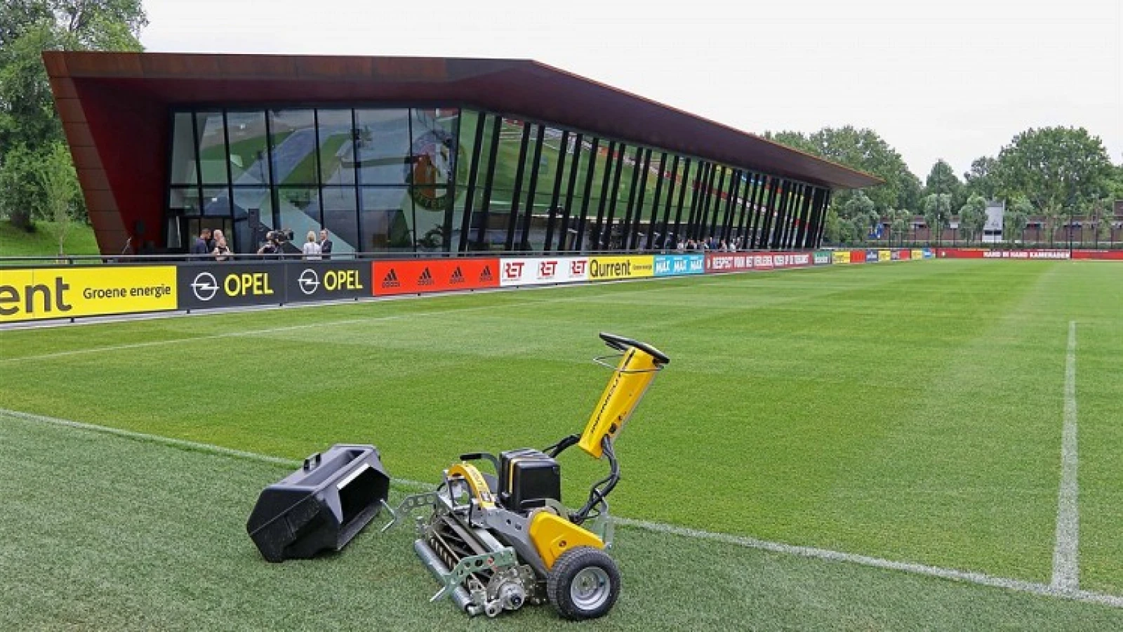 Reserves en keepers werken besloten training af