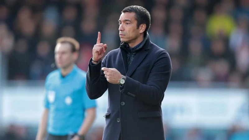 Van Bronckhorst looft Feyenoorder: 'Ik vind dat hij daar wel stappen in maakt'