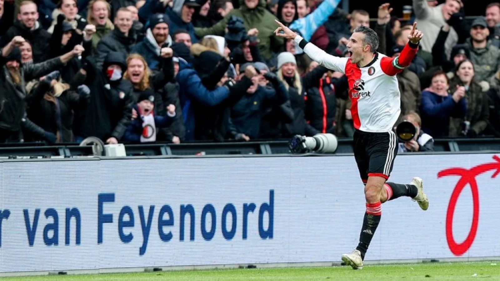 Van Persie speler van de maand en winnaar van het doelpunt van de maand