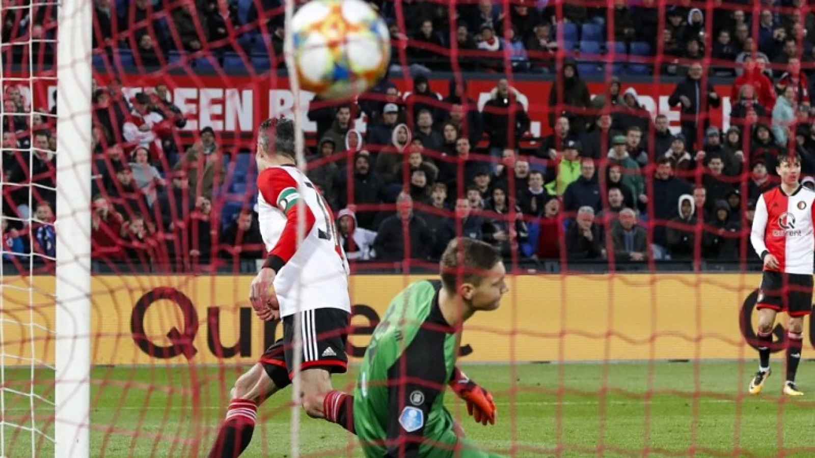 STAND | Feyenoord begaat geen misstap tegen FC Emmen en blijft derde