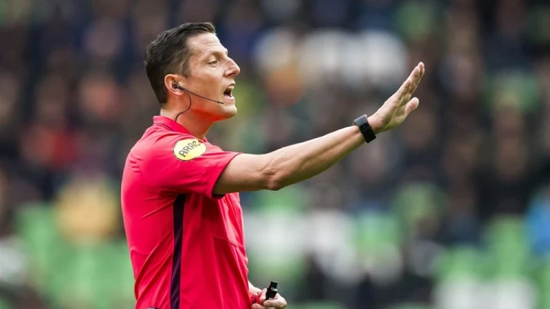 Jeroen Manschot scheidsrechter tijdens wedstrijd tussen Vitesse en Feyenoord