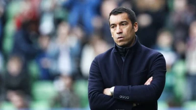 Van Bronckhorst waarschuwt: 'Er lopen meer zaken, het is niet positief voor club'