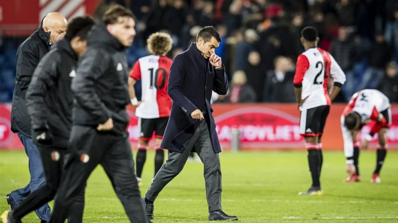 Van Bronckhorst: 'Dat kan gewoon niet op dit niveau'