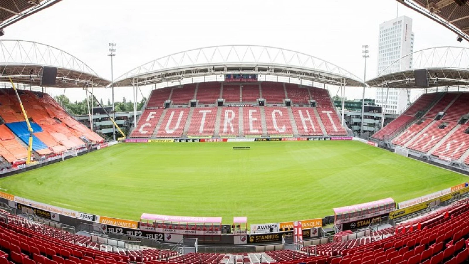 FC Utrecht staat in wedstrijd tegen Feyenoord stil bij schietincident in Utrecht