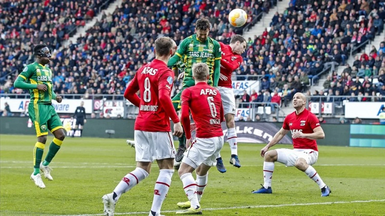 AZ verliest, Feyenoord kan goede zaken doen in strijd om plek drie