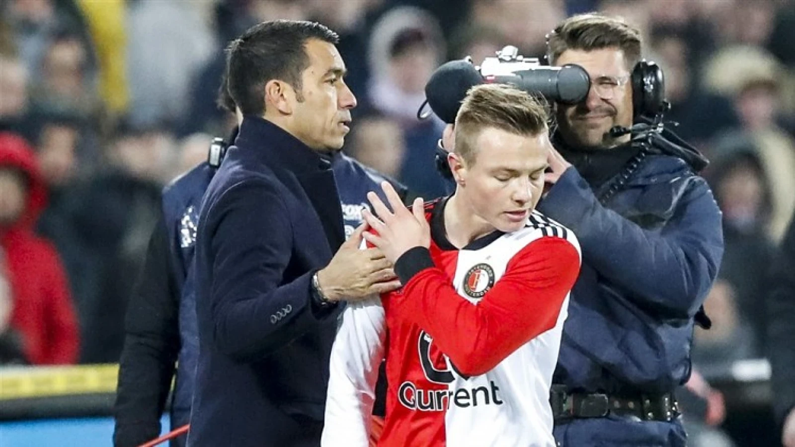 Van Bronckhorst en Van Geel om de tafel met Clasie na incident tijdens wedstrijd tegen Heracles Almelo