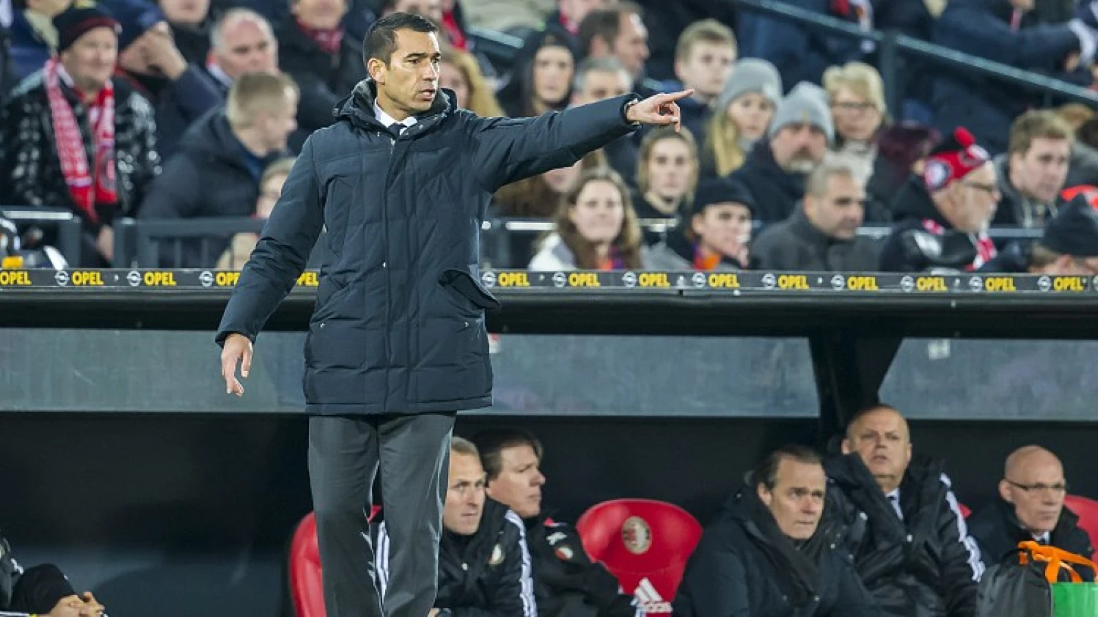 Van Bronckhorst: 'Hij heeft een flinke schop gehad in de eerste helft'