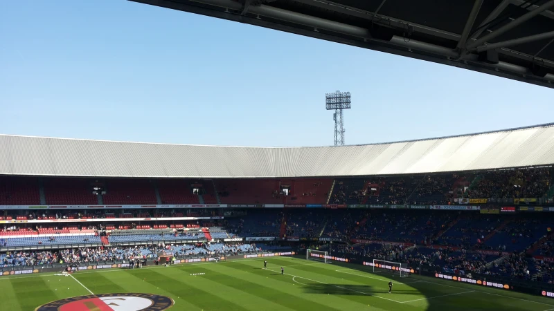 Baby’s genieten van eerste stapjes in De Kuip