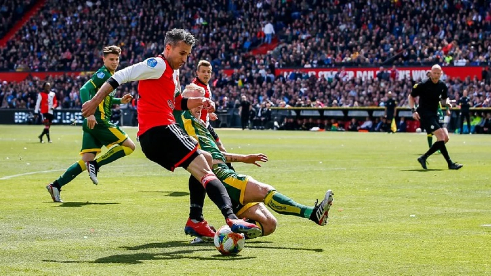 STAND | Feyenoord verliest van ADO Den Haag bij afscheid Van Persie en Van Bronckhorst
