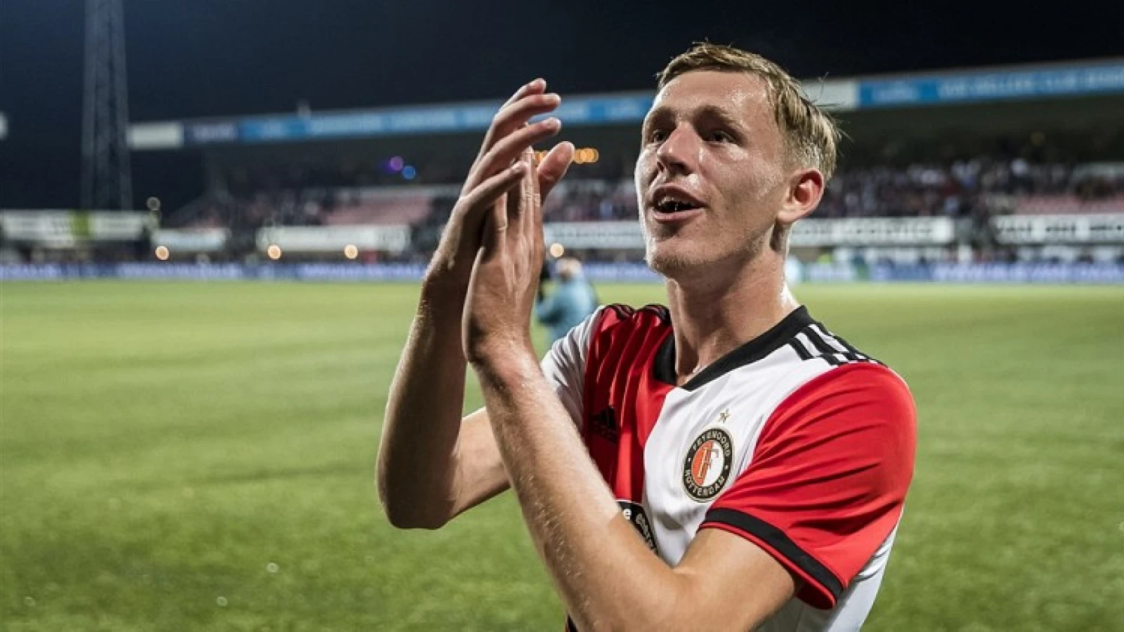 Burger debuteert en moet zingen: 'Mijn Feyenoord, één van mijn favorieten'