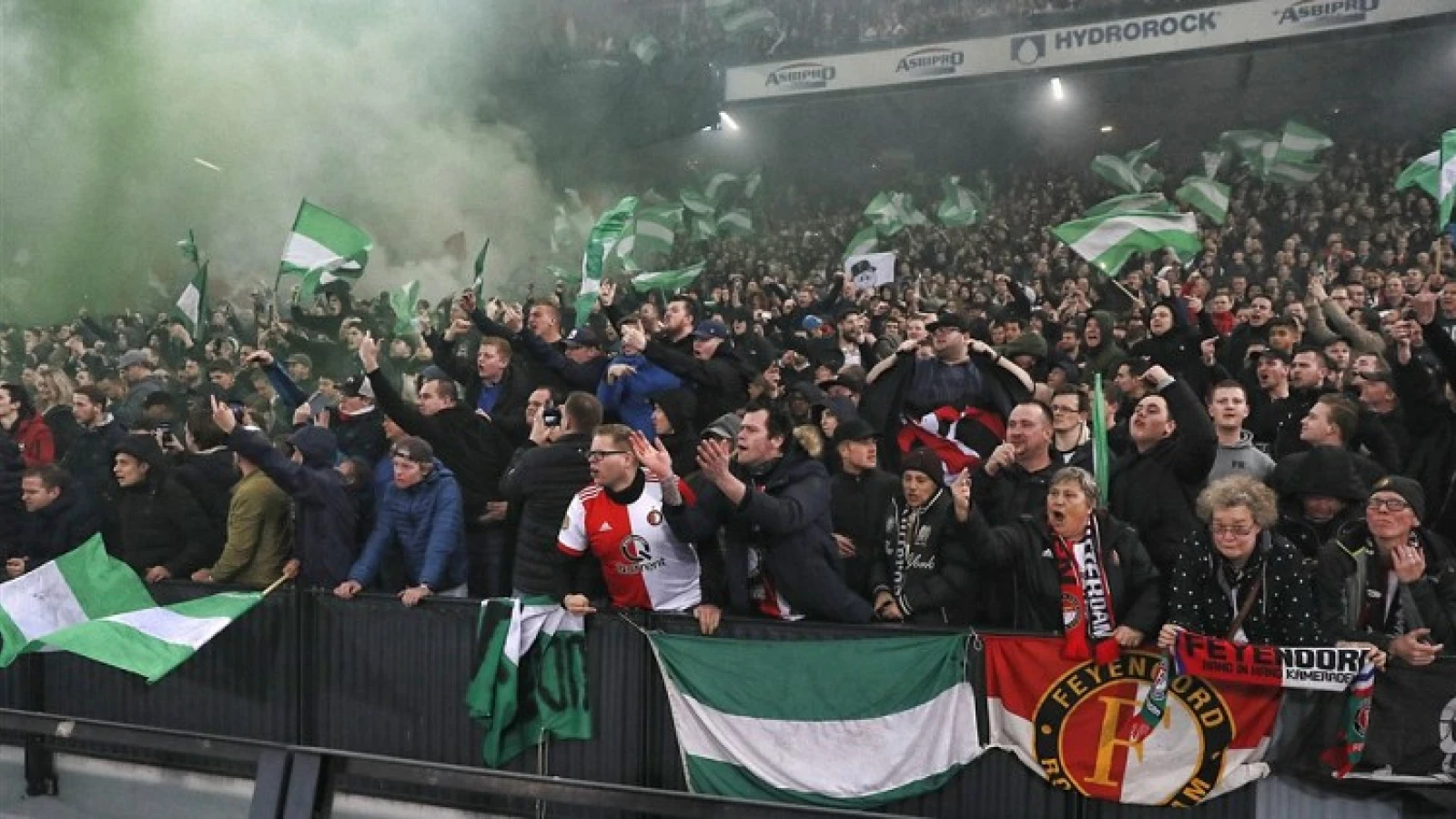 Politie in actie na relletjes bij wedstrijd Feyenoord amateurs in Amsterdam