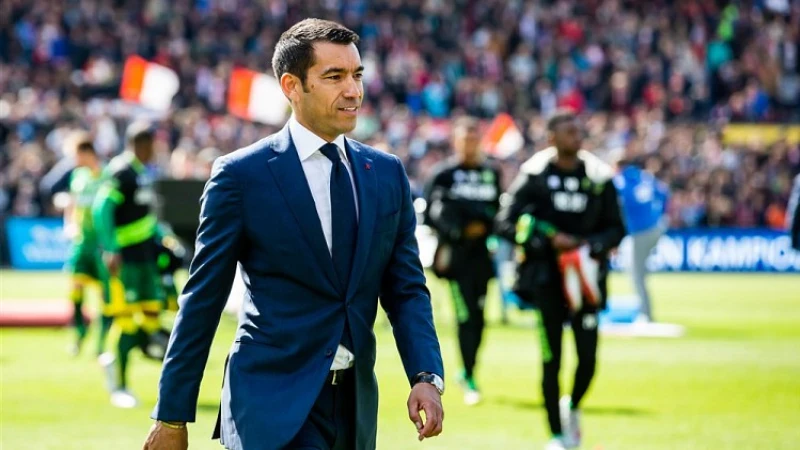 Van Bronckhorst grapt: 'Ja, straks... de rekening'