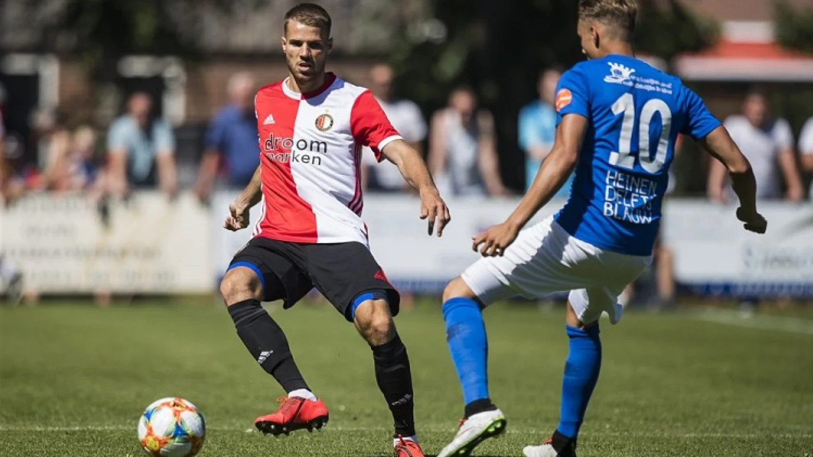 Rechtsback gaat voor basisplaats: 'Vooralsnog blijf ik gewoon bij Feyenoord'