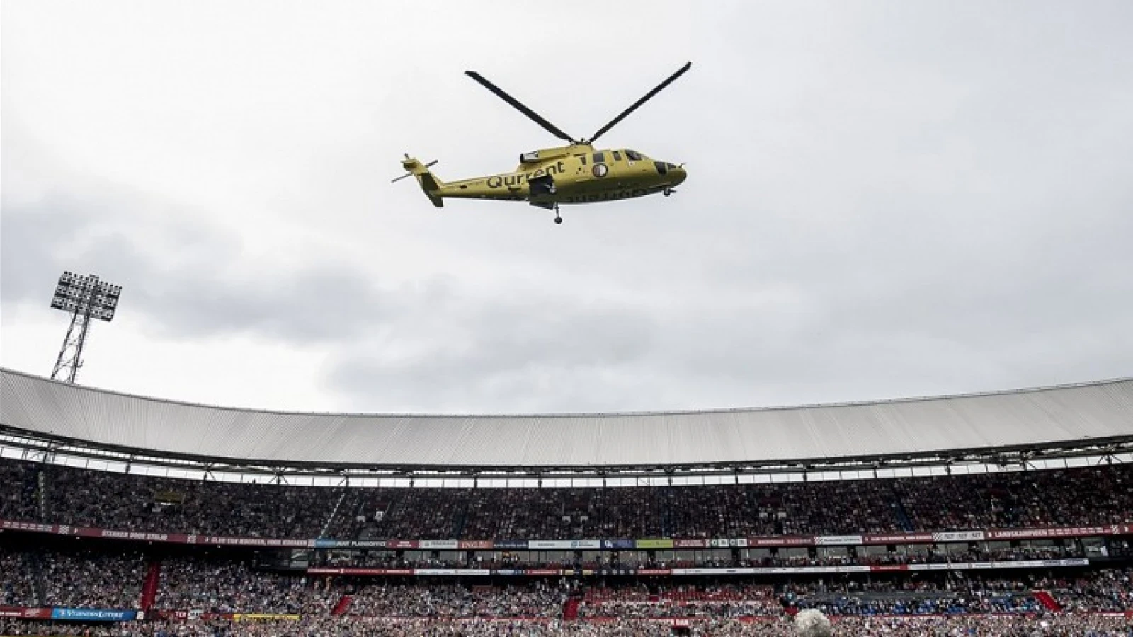 Helikopter geland in De Kuip: Wie zijn er allemaal uitgestapt? 