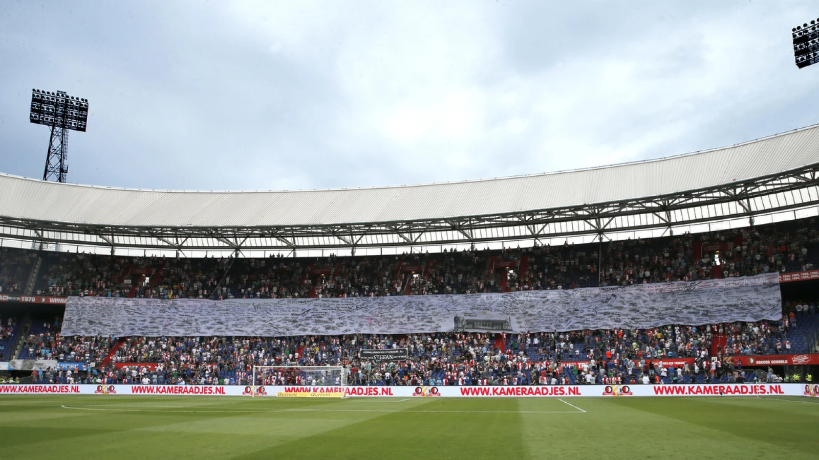 Herdenkingsspandoek bij Feyenoord-Southampton